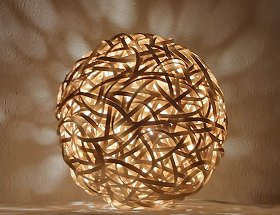 Eine runde, von innen beleuchtete Boden- oder Deckenleuchte und aus flachem Holzmaterial geflochten. Die Leuchte erzeugt in ihrem Umfeld einen erstaunlichen Licht-/ Schatteneffekt. Sie ist in 35 und 45 cm lieferbar.