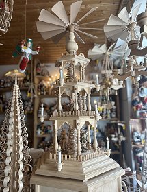 Inmitten von Hängepyramiden und großen Spanbäumen steht eine fünfstöckige, gedrechselte Pyramide. Sie ist elektrisch beleuchtet und hat auf allen Etagen geschnitzten Figuren. Die gesamte Pyramide ist aus naturbelassenem, hellem Holz.