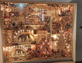 Das rechte Schaufenster unseres Geschäftes mit geschnitzten, beleuchteten Schwibbbögen und anderen erzgebirgischen Holzkunstartikeln in weihnachtlicher Beleuchtung