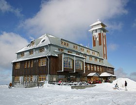 Das Hotel Fichtelberghaus ganz oben auf dem Berg