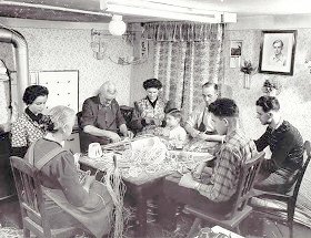 Nostalgiebild Korbmacherfamilie in der Küche