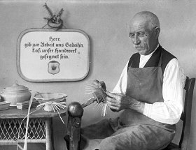 Nostalgiebild alter Handwerksmeister bei einer Schmuckdosenherstellung